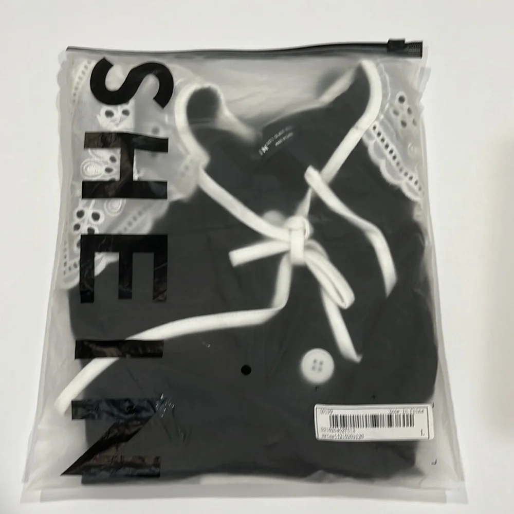 Shein black/white t-shirt embroidered collar 💐 - Picture 6 of 6